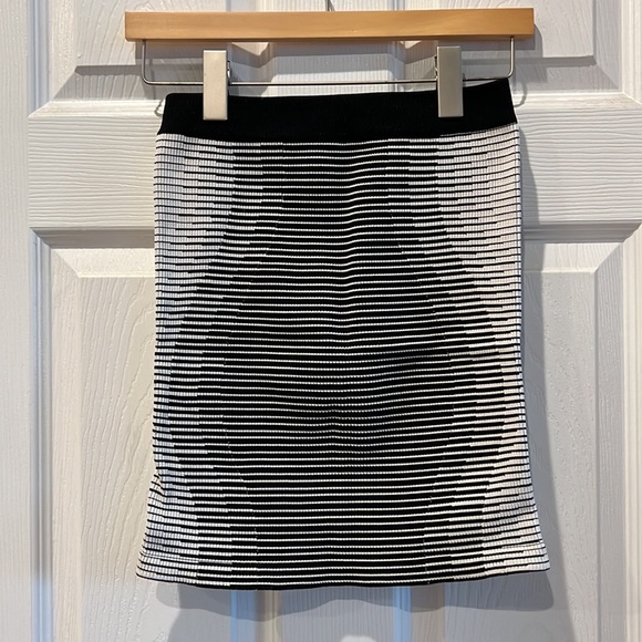 BCBGeneration Bodycon Abstract Seamless Set - Picture 11 of 16